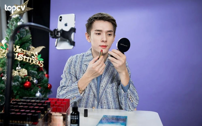 Tự Booking KOC vs Thuê Agency: Tưởng "Rẻ" Mà Hóa "Đắt"?