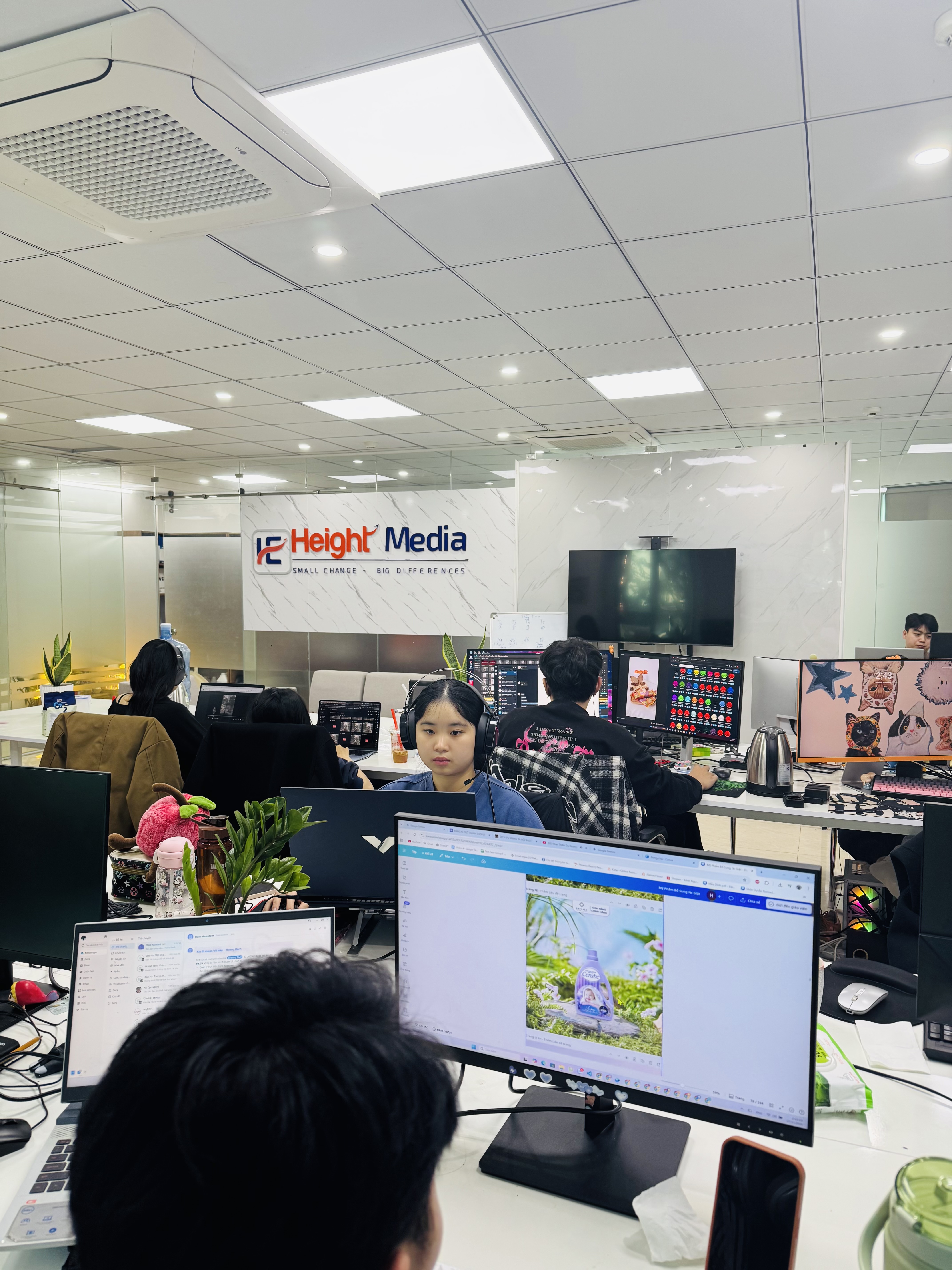Ảnh tư liệu không gian làm việc và đội ngũ Height Media