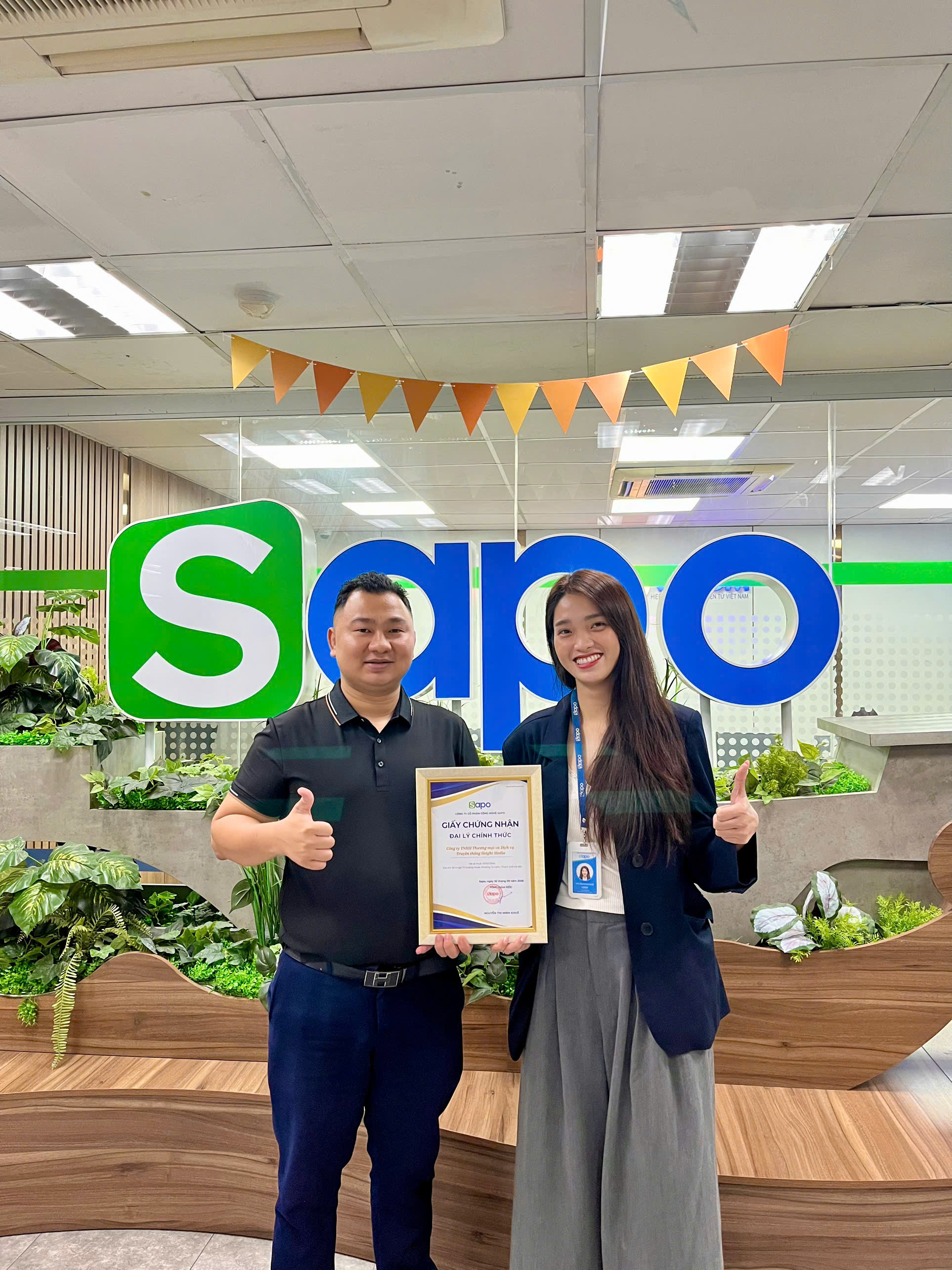 Bảo Phúc, CEO Height Media, cùng đại diện Sapo trong ảnh chụp lưu niệm